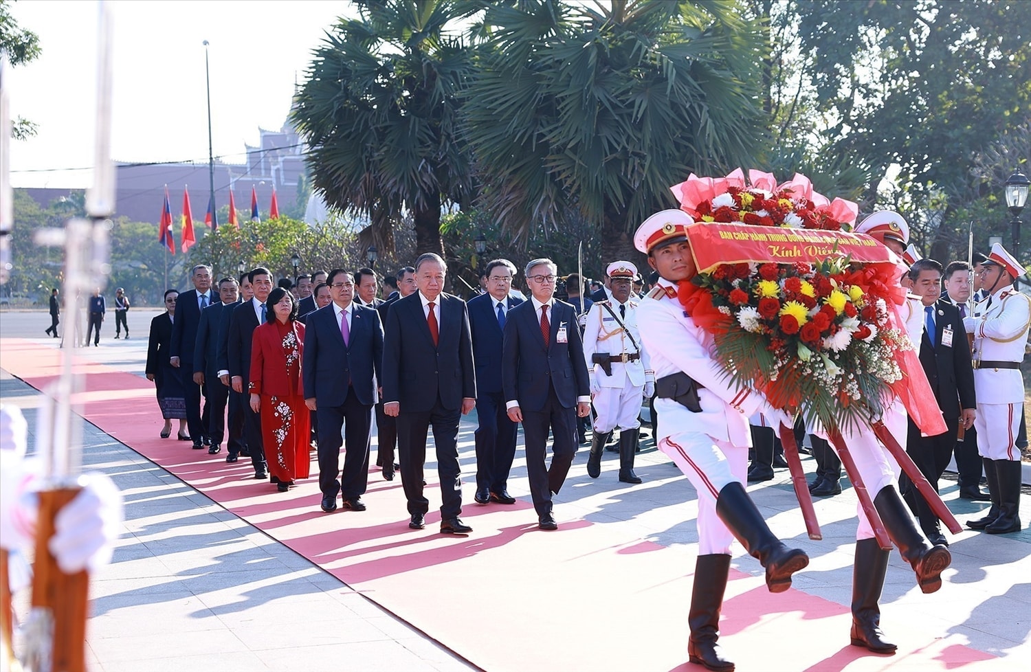 Tổng Bí thư Tô Lâm; Thủ tướng Phạm Minh Chính; Chủ tịch Quốc hội Trần Thanh Mẫn đến đặt vòng hoa tưởng niệm tại Đài tưởng niệm các chiến sĩ vô danh. (Ảnh: Dương Giang/TTXVN)