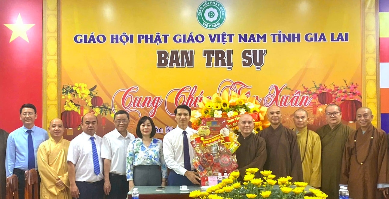 Ông Nguyễn Ngọc Lương - Phó Bí thư Tỉnh ủy, Chủ tịch Ủy ban MTTQ Việt Nam tỉnh Gia Lai tặng quà Tết cho Ban Trị sự Giáo hội Phật giáo Việt Nam tỉnh. (Ảnh: X.Đ)