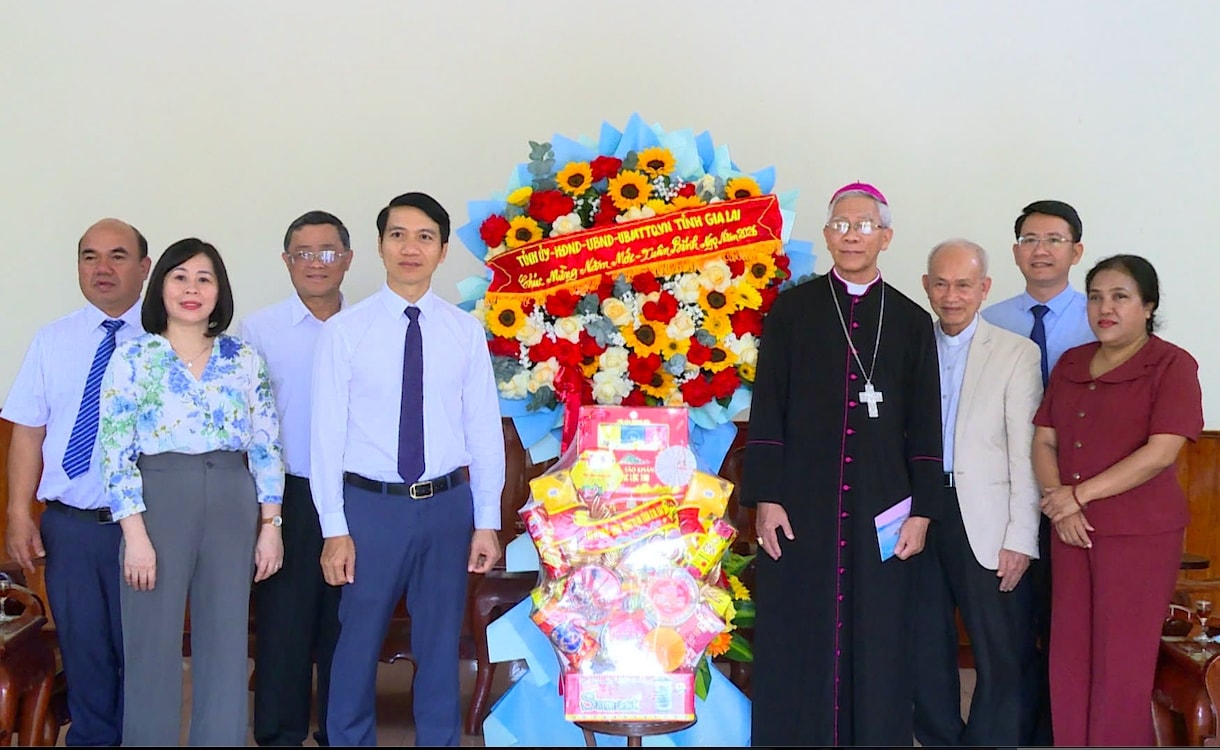 Ông Nguyễn Ngọc Lương - Phó Bí thư Tỉnh ủy, Chủ tịch Ủy ban MTTQ Việt Nam tỉnh Gia Lai tặng quà cho Tòa Giám mục Giáo phận Quy Nhơn. (Ảnh: X.Đ)