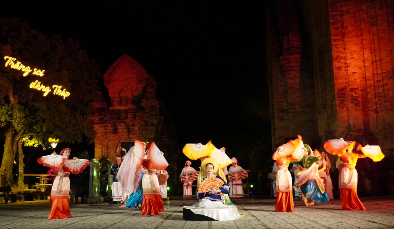Chương trình Trăng soi dáng Tháp tại Tháp Bà Ponagar được dàn dựng công phu, bảo đảm chất lượng nghệ thuật. (Ảnh minh hoạ)