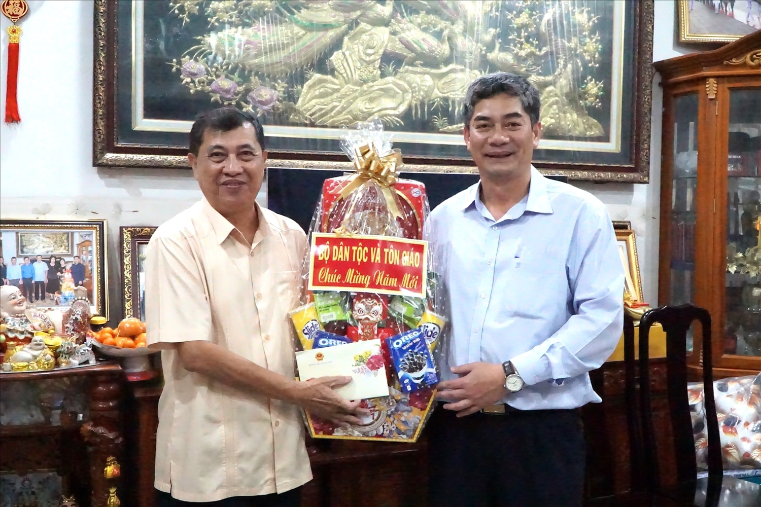 Thứ trưởng Y Vinh Tơr trao quà Tết tới nguyên Thứ trưởng, Phó Chủ nhiệm Ủy ban Dân tộc (nay là Bộ Dân tộc và Tôn giáo) Sơn Phước Hoan.