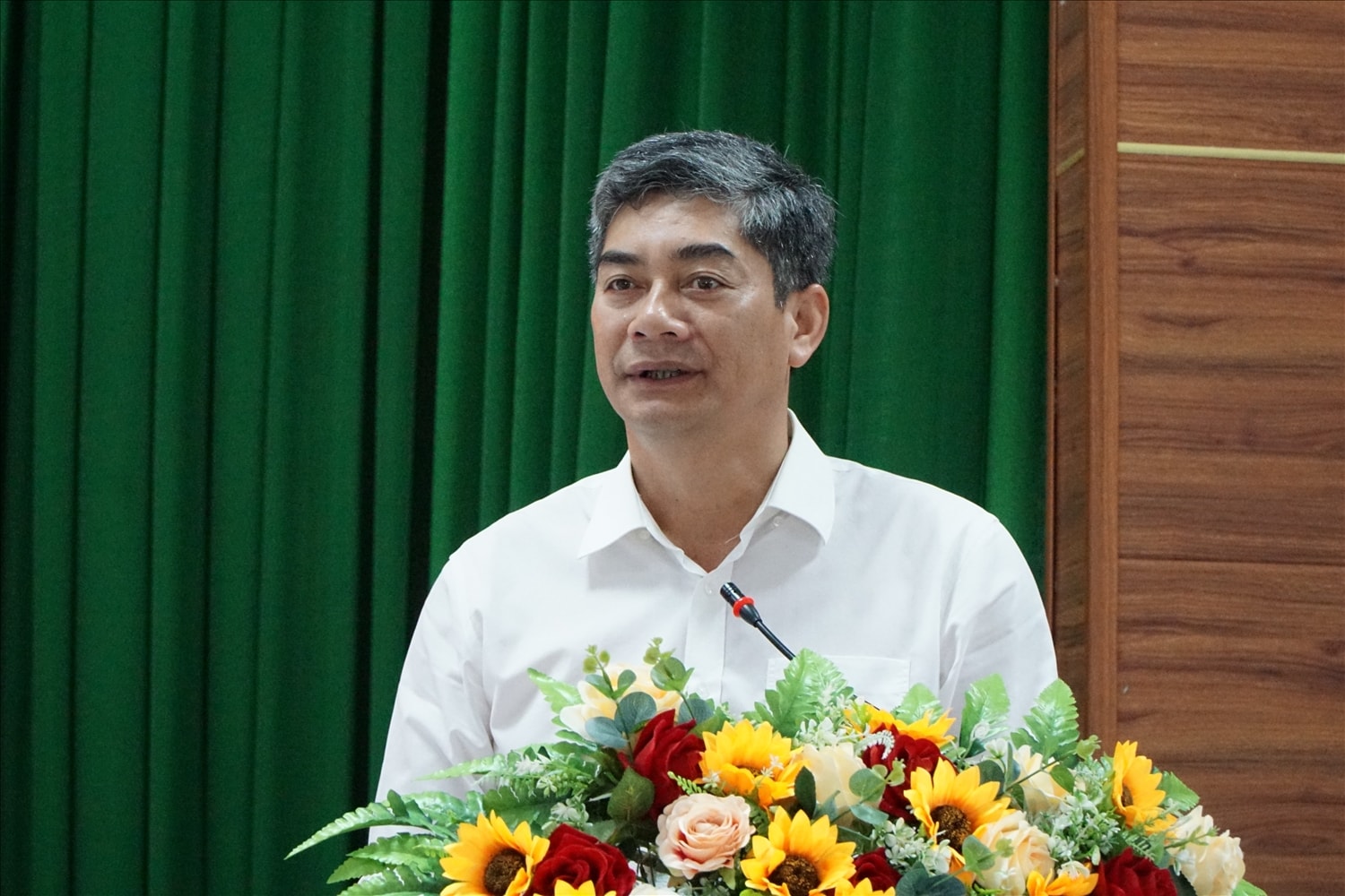 Thứ trưởng Y Vinh Tơr mong muốn cấp ủy, chính quyền và Nhân dân các xã Phú Tâm và Mỹ Hương phát huy truyền thống, đoàn kết xây dựng quê hương