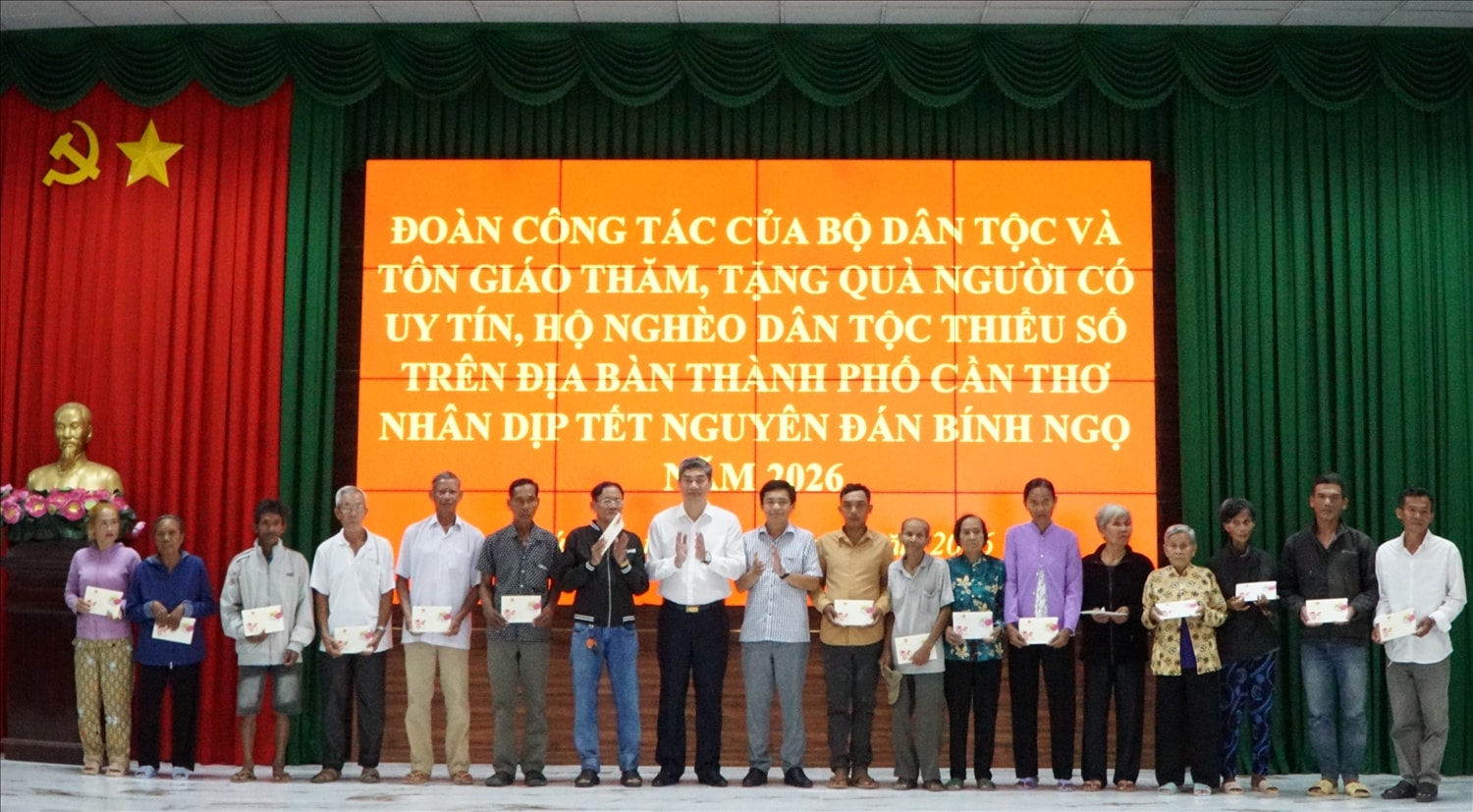 Thứ trưởng Y Vinh Tơr cùng Giám đốc Sở Dân tộc và Tôn giáo TP. Cần Thơ Lâm Hoàng Mẫu trao quà cho đồng bào DTTS nghèo tại xã Phú Tâm