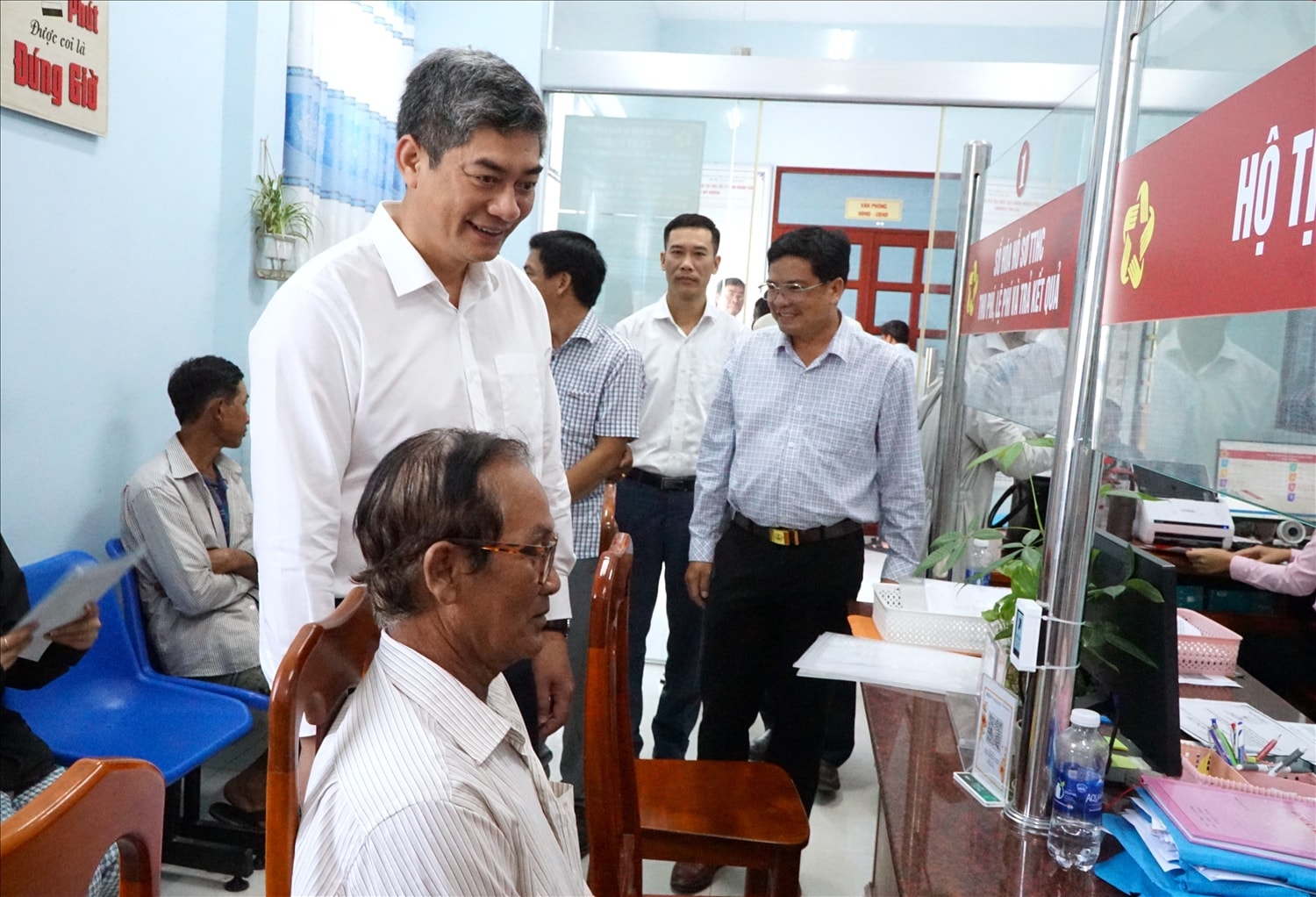 Thứ trưởng Y Vinh Tơr thăm hỏi bà con Nhân dân tại Trung tâm phục vụ hành chính công xã Mỹ Hương