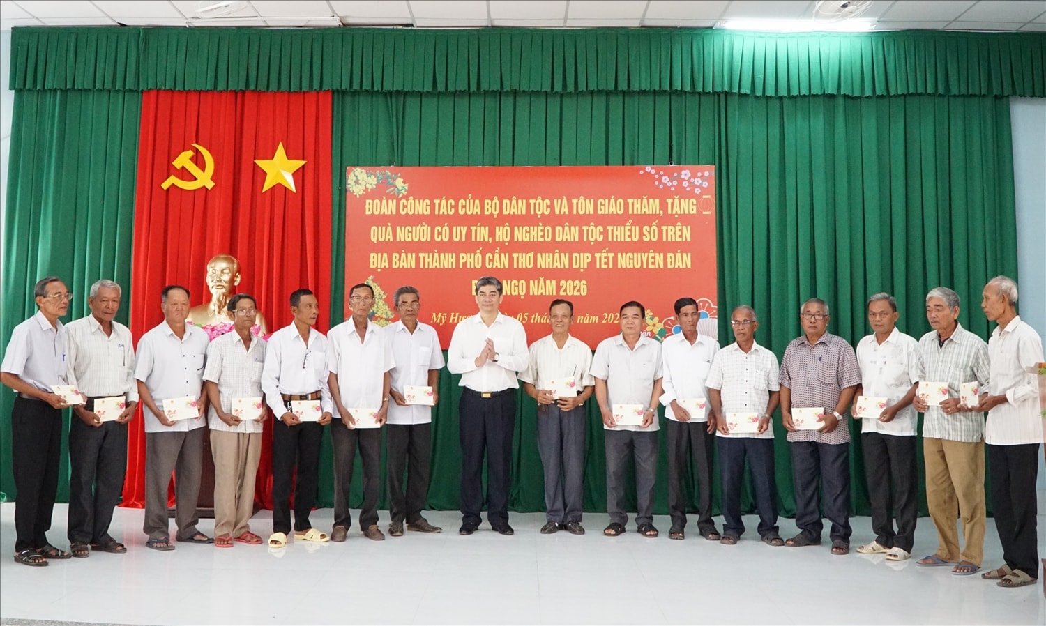 Thứ trưởng Y Vinh Tơr trao quà Tết cho Người có uy tín tại xã Mỹ Hương