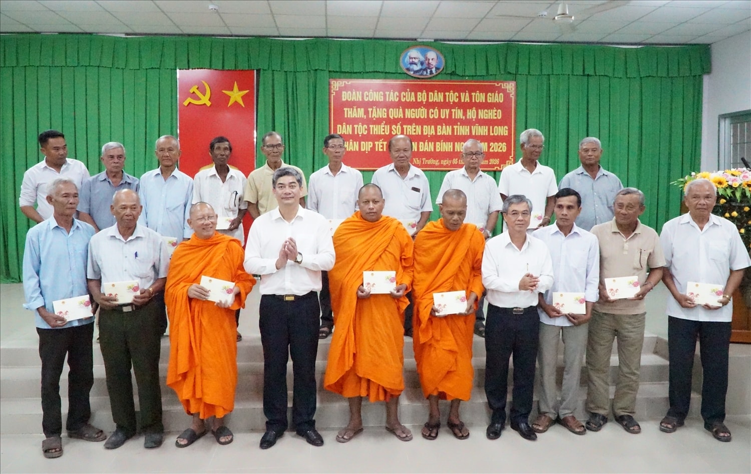 Thứ trưởng Y Vinh Tơr cùng Phó Chủ tịch UBND tỉnh Vĩnh Long Châu Văn Hòa trao quà cho Người có uy tín tại xã Nhị Tường