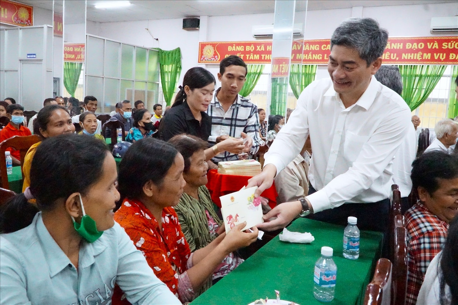 Trao quà cho các hộ đồng bào DTTS nghèo, Thứ trưởng Y Vinh Tơr mong muốn bà con nỗ lực vươn lên