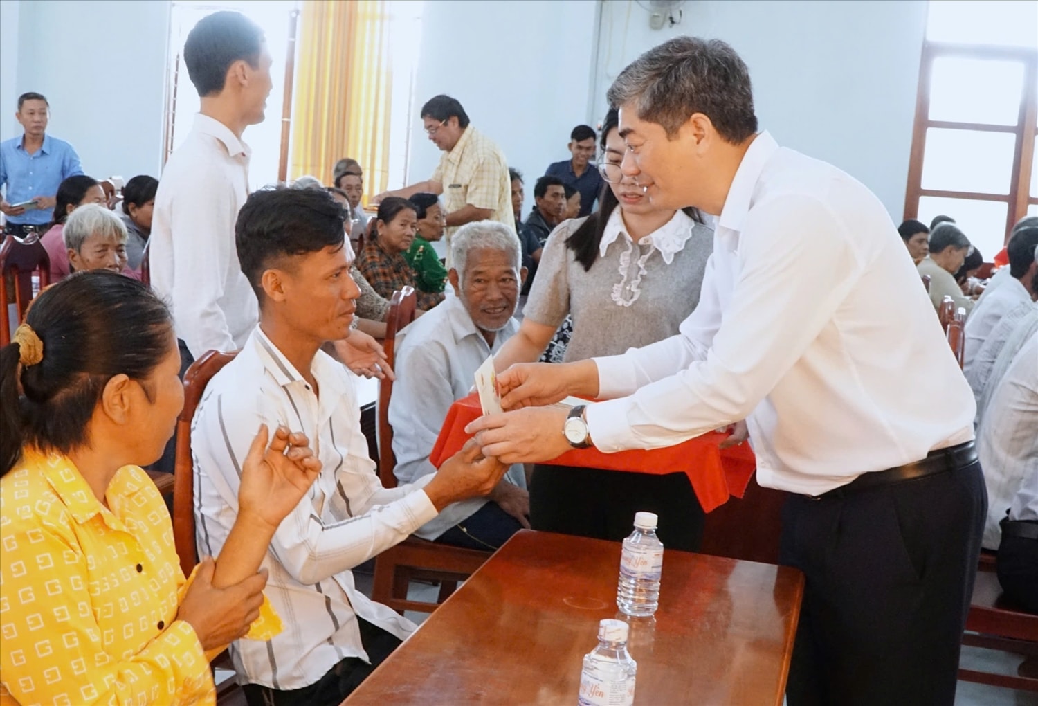Thứ trưởng Y Vinh Tơr trao quà Tết cho các hộ gia đình đồng bào DTTS xã Mỹ Hương