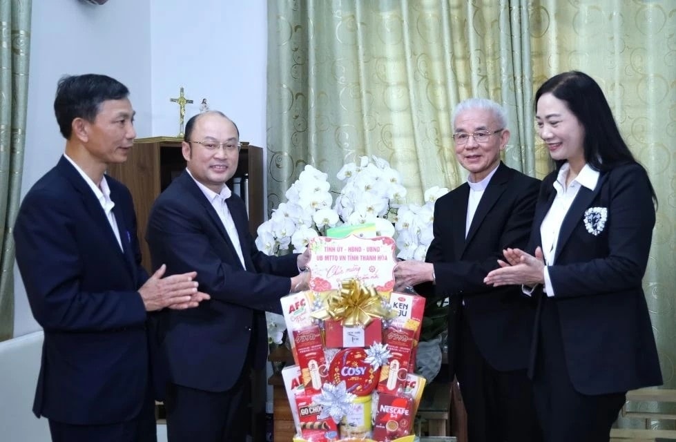 Đoàn công tác chúc Tết linh mục Trần Xuân Mạnh.(ảnh Minh Hằng)