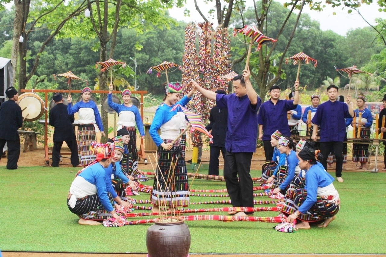 Ngày hội có nhiều hoạt động văn hóa, lễ hội đặc sắc, tạo không khí vui tươi, phấn khởi nhân dịp Xuân mới (Ảnh MH)