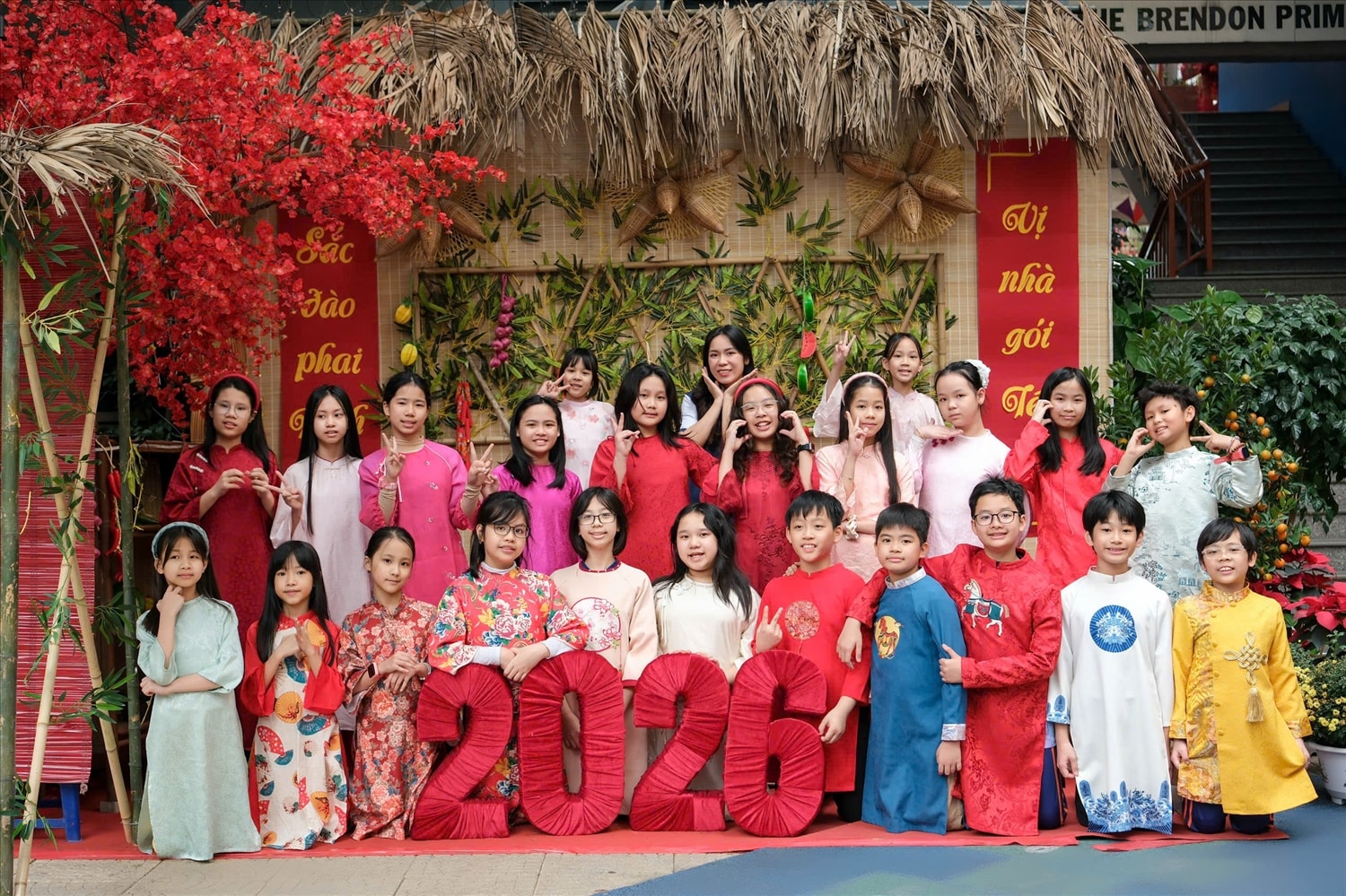 Một trường Song ngữ ở Hà Nội tái hiện không gian Tết cổ truyền với mái tranh, chõng tre, câu đối đỏ và những khóm cúc mâm xôi rực rỡ.