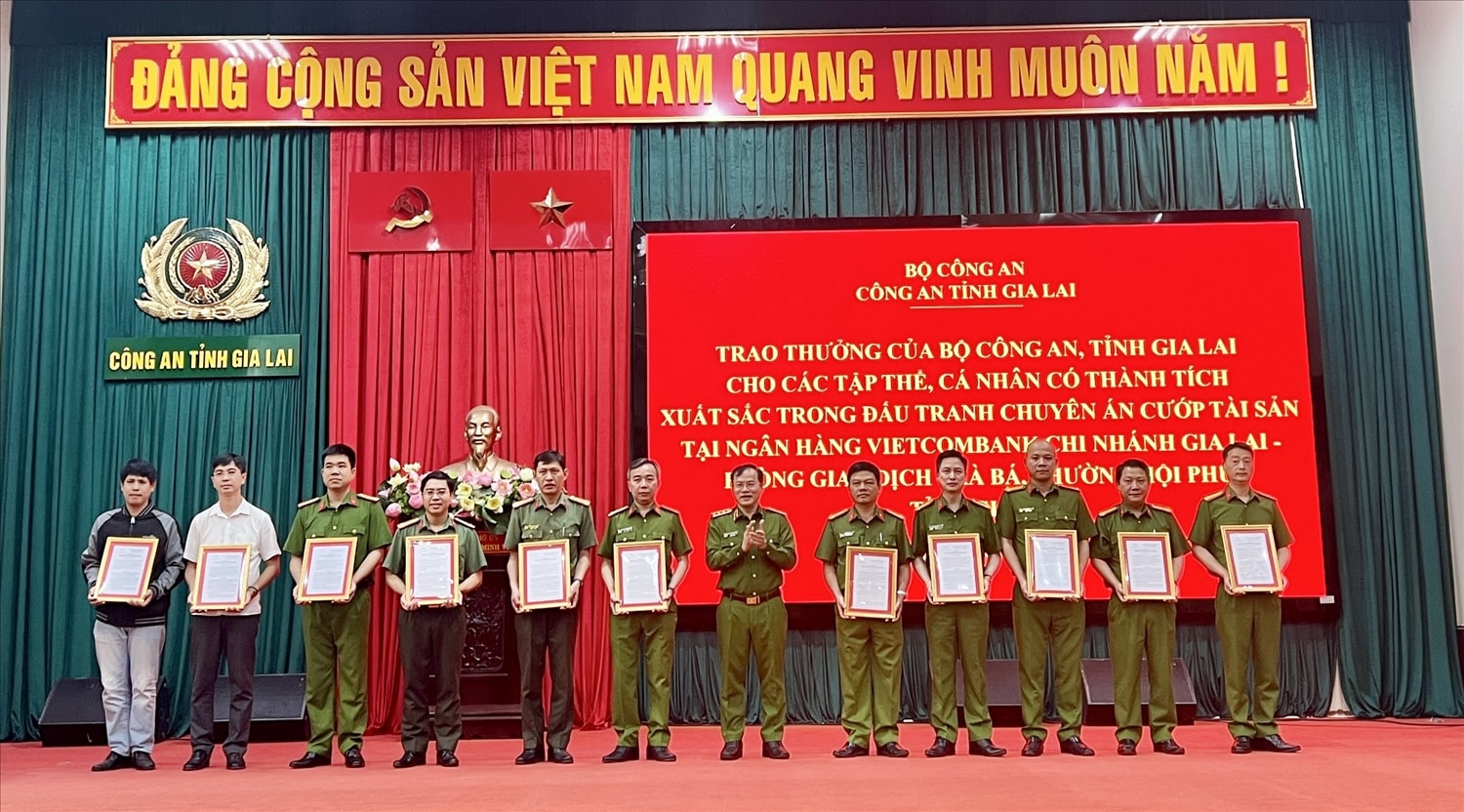 Bộ Công an khen thưởng cho các tập thể, cá nhân có thành tích xuất sắc trong công tác phòng, chống tội phạm