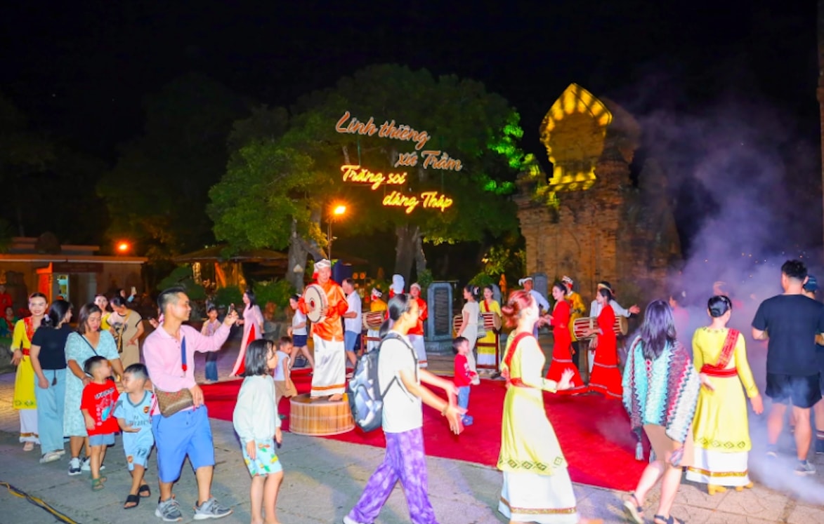 Du khách thích thú tham gia chương trình Lung linh huyền thoại tại Tháp Bà Ponagar. (Ảnh minh hoạ)
