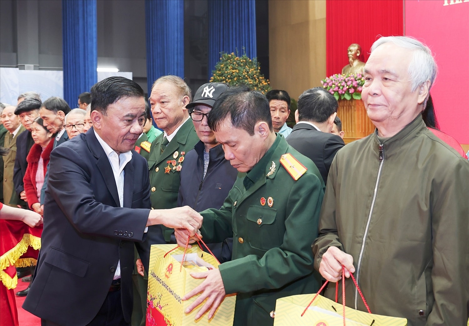 Đồng chí Trần Cẩm Tú tặng quà Tết cho gia đình người có công, gia đình chính sách, hộ nghèo, công nhân, người lao động  (ảnh Báo LC)
