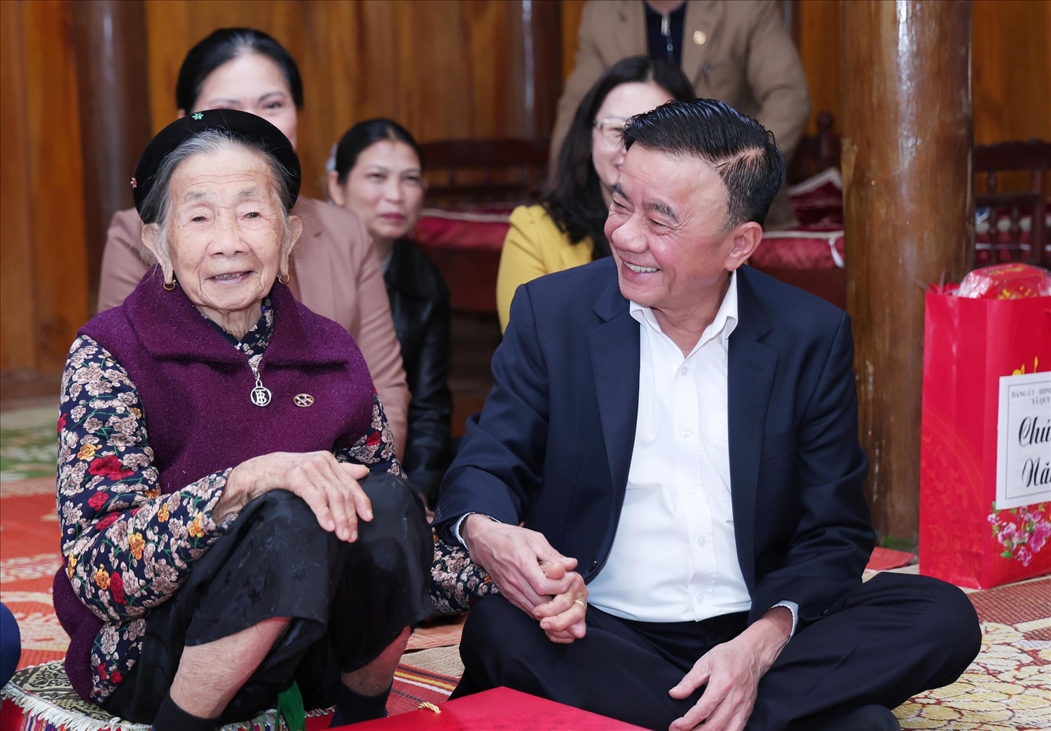 Thăm, chúc Tết Mẹ Việt Nam anh hùng Hà Thị Hao, thôn Kiên Thành, xã Quy Mông (ảnh Báo LC)