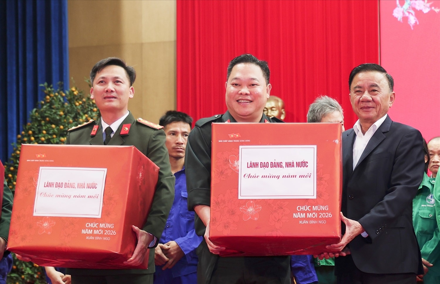 Tặng quà cho các cơ quan, đơn vị vũ trang (ảnh Bào LC)