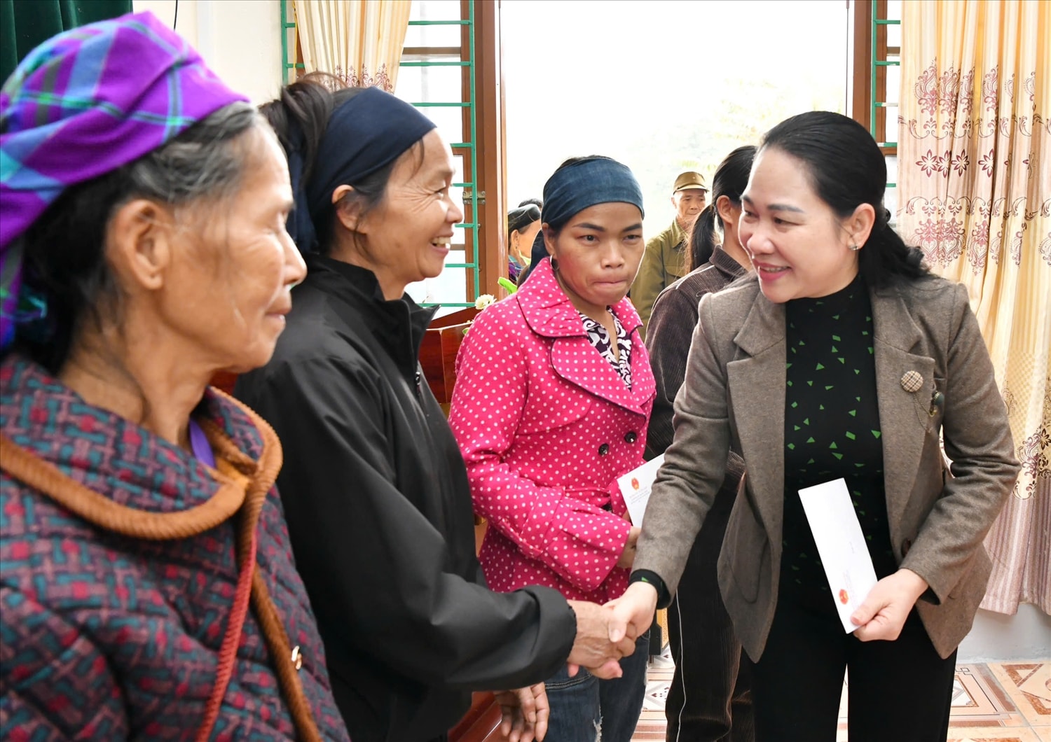 Thứ trưởng  Nông Thị Hà tặn quà cho đồng bào gia đình DTTS xã Lý Quốc