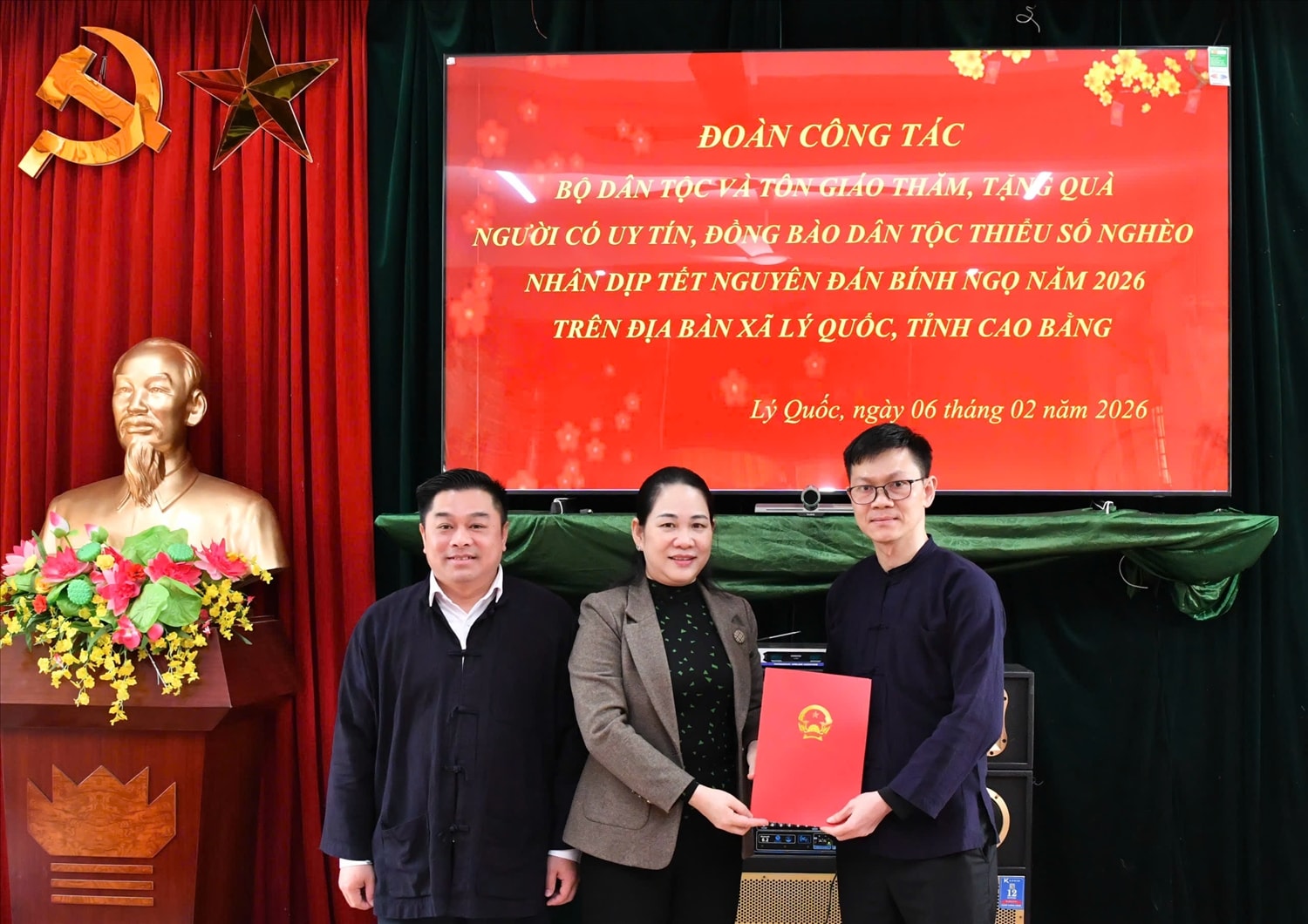 Thứ trưởng Nông Thị Hà tặng quà cho UBND xã Lý Quốc, tỉnh Cao Bằng