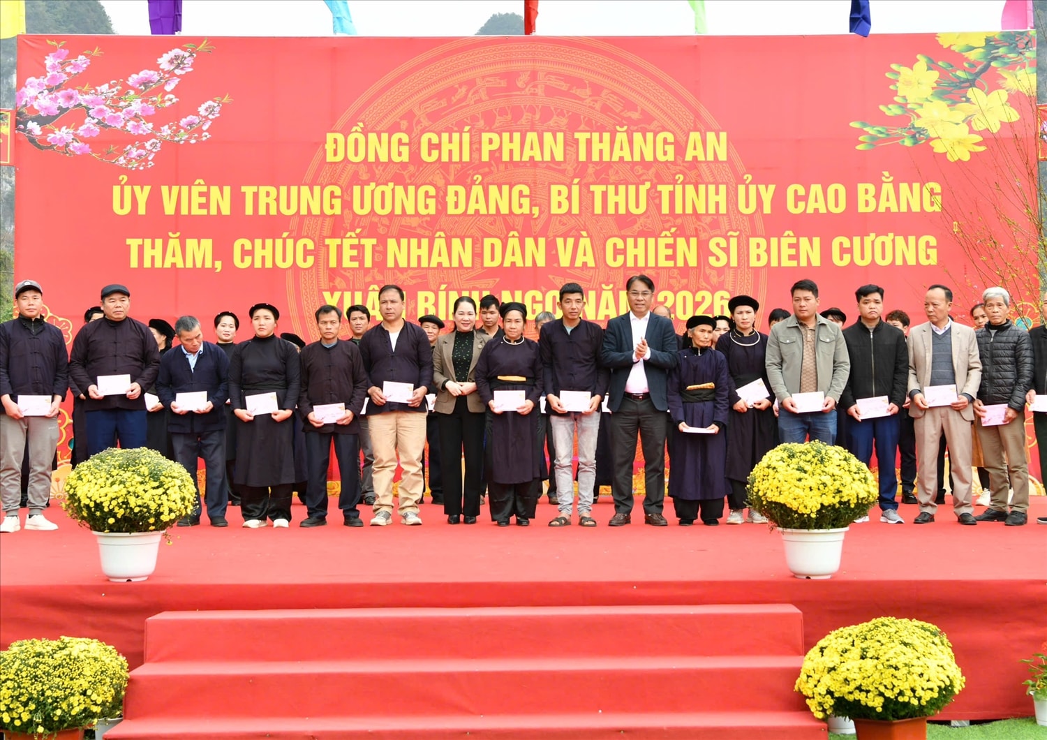 Thứ trưởng Nông Thị Hà cùng Bí thư Tỉnh uỷ Cao Bằng Phan Thăng An tặng quà cho Người dân thôn bản Khòng, xã Lý Quốc
