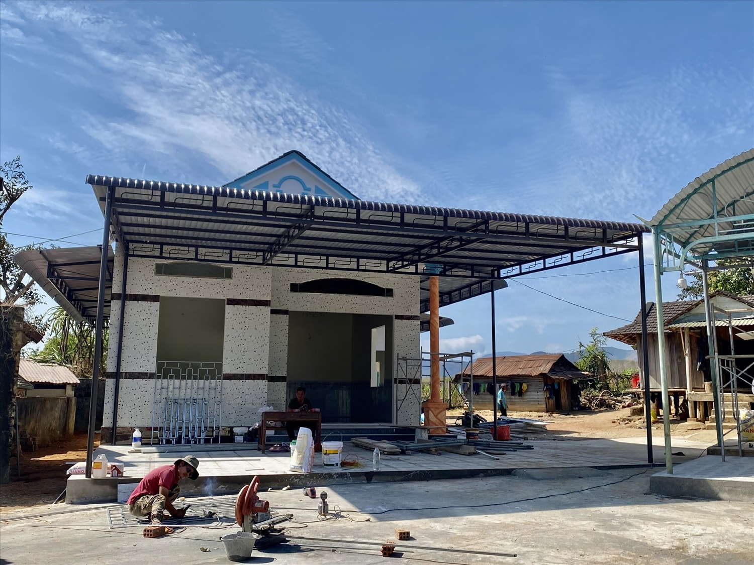 Căn nhà của bà Y Nhớ, làng Kon Tu Jốp 1, xã Đăk Tô đang hoàn thiện để gia đình chuẩn bị đón Tết. (Ảnh: Ngọc Chí)