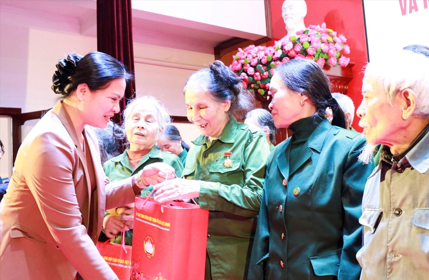 Bà Hà Thị Nga, thăm hỏi, chúc Tết cựu thanh niên xung phong trên địa bàn xã Bát Xát (ảnh Trọng Bảo)