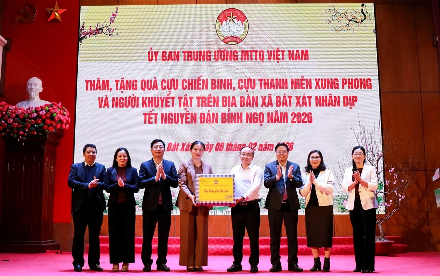 Tặng quà tết cho cấp ủy, chính quyền xã Bát Xát (ảnh Trọng Bảo)