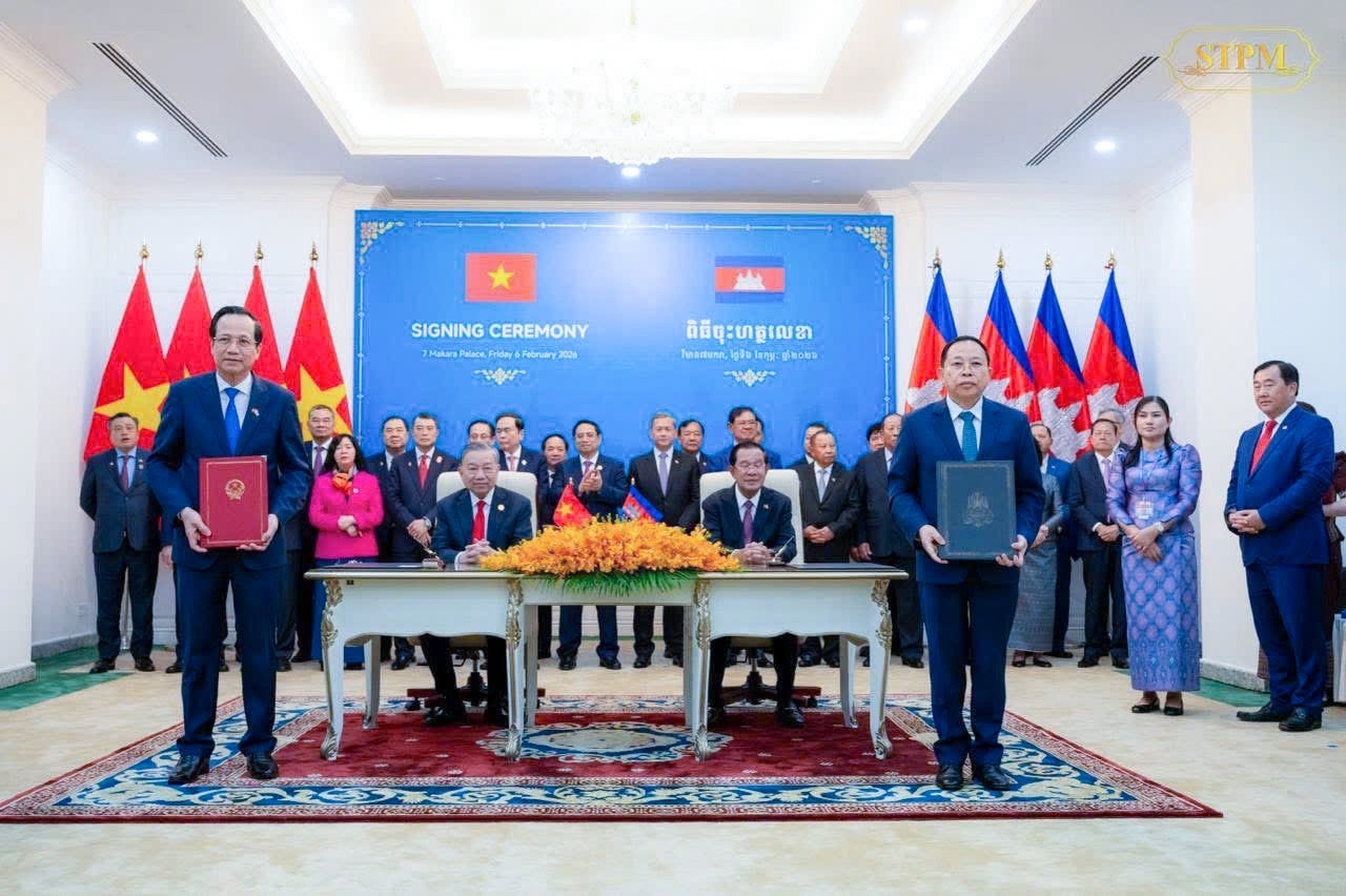 Tổng Bí thư Tô Lâm và Chủ tịch Đảng Nhân dân Campuchia Samdech Techo Hun Sen chứng kiến ký kết thỏa thuận hợp tác song phương giữa Bộ Dân tộc và Tôn giáo Việt Nam và Bộ Lễ nghi và Tôn giáo Campuchia