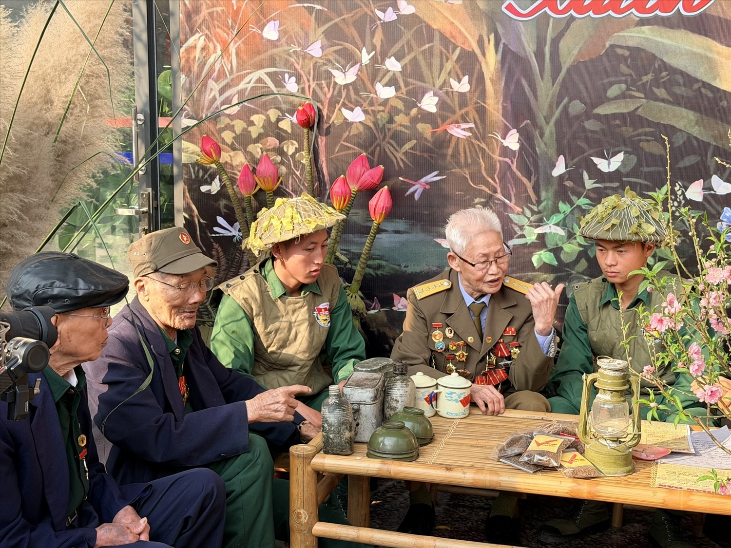 Các cựu chiến binh ôn lại kỷ niệm đón Tết trong Chiến dịch Điện Biên Phủ năm 1954