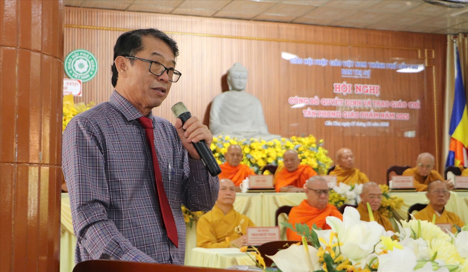 Ông Nguyễn Văn Khởi, Phó Chủ tịch UBND TP. Cần Thơ, phát biểu chúc mừng các vị Tăng, Ni