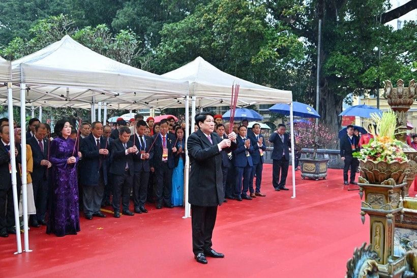 Chủ tịch nước Lương Cường và Phu nhân dâng hương tại Tượng đài Vua Lý Thái Tổ. (Ảnh: Thủy Nguyên)