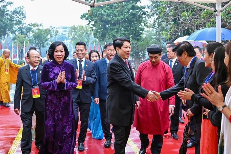 Chủ tịch nước, Phu nhân và bà con kiều bào tiêu biểu. (Ảnh: Thủy Nguyên)
