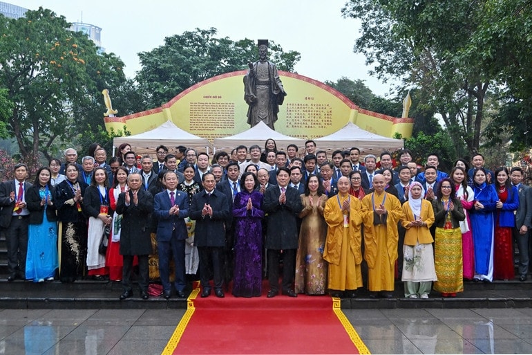 Chủ tịch nước và Phu nhân cùng các đại biểu và bà con kiều bào tại Tượng đài Vua Lý Thái Tổ. (Ảnh: Thủy Nguyên)