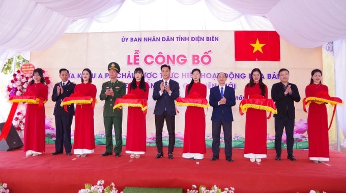 Các đại biểu thực hiện nghi thức cắt băng công bố Quyết định của UBND tỉnh Điện Biên về Cửa khẩu A Pa Chải. Ảnh: TTXVN