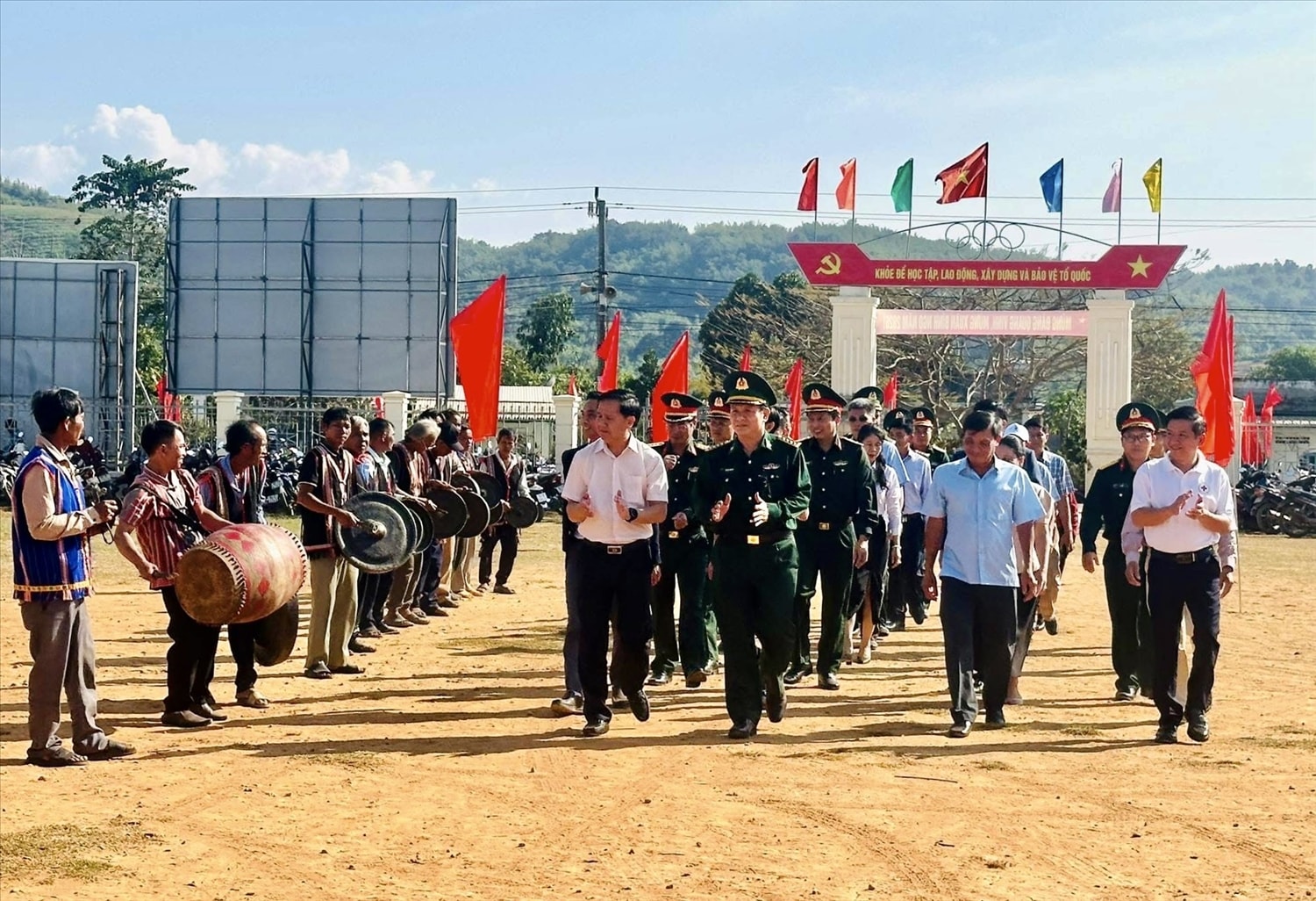 Đồng bào Xơ Đăng ở xã biên giới Sa Loong đánh cồng chiêng đón đại biểu về dự Chương trình Xuân Biên phòng ấm lòng dân bản Tết Nguyên đán Bính Ngọ 2026. (Ảnh: Ngọc Chí) 