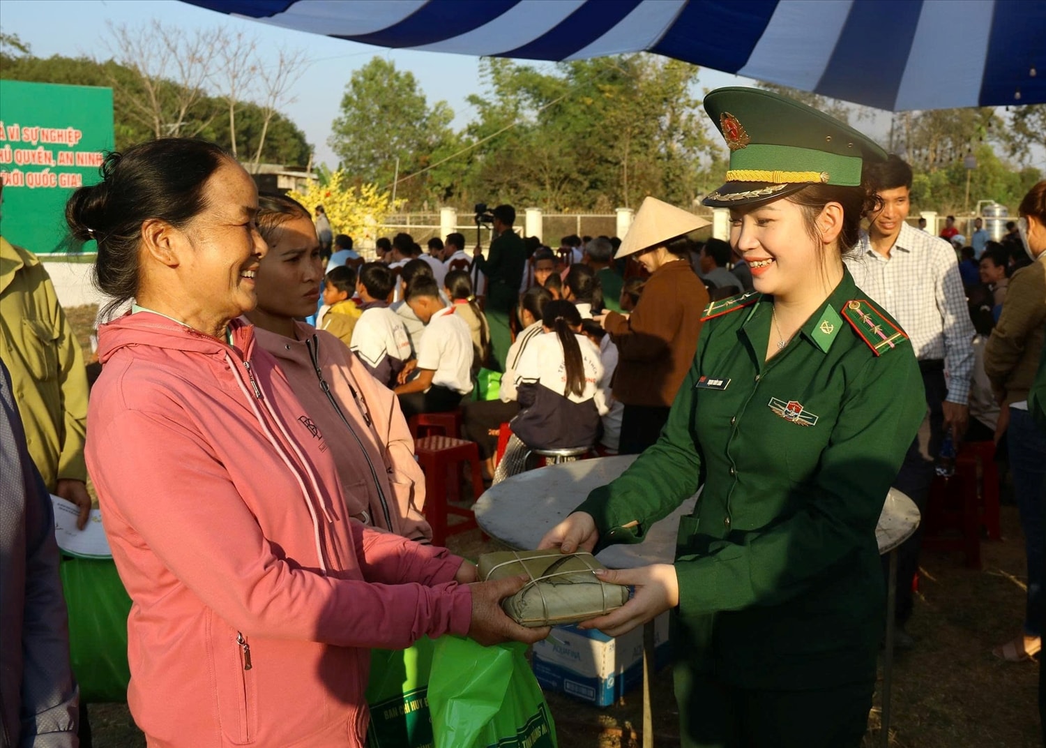 Bộ đội Biên phòng tặng bánh chưng cho Nhân dân xã biên giới Sa Loong. (Ảnh: Ngọc Chí)