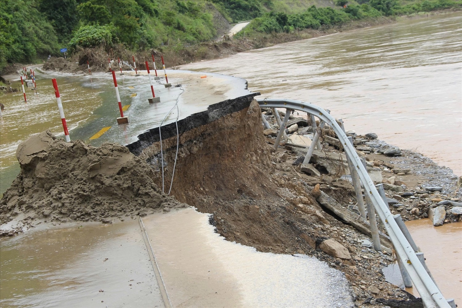 Quốc lộ 7 sau mưa bão số 3 năm 2025 - Ảnh: Thanh Hải