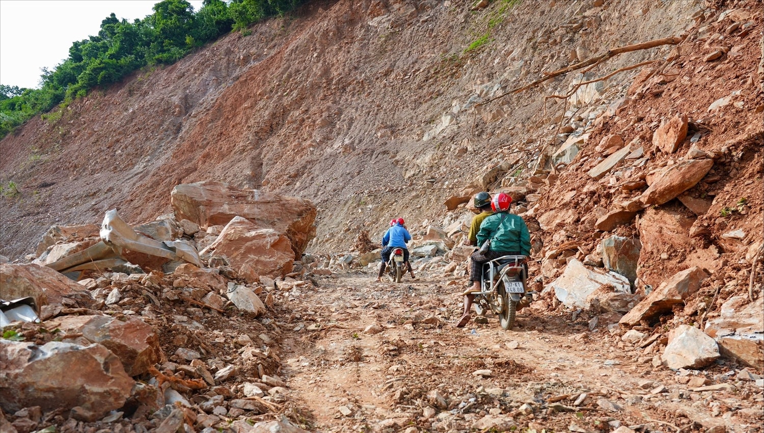 Hệ quả của thiên tai khiến người dân lưu thông trên tuyến Tỉnh lộ 543D thuộc địa phận bản Ta Đo, xã Mường Típ vô cùng khó khăn- Ảnh: Đình Tuyên