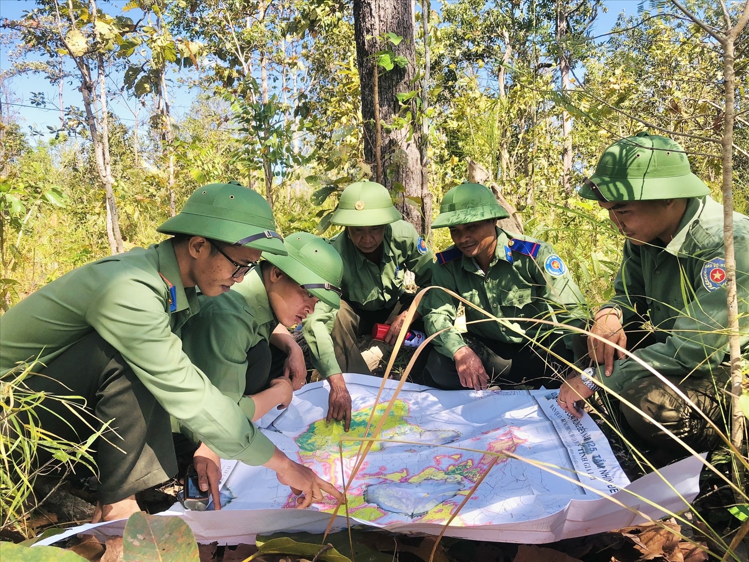Lực lượng mỏng, địa bàn rộng khiến việc tuần tra, kiểm soát và bảo vệ rừng gặp nhiều khó khăn