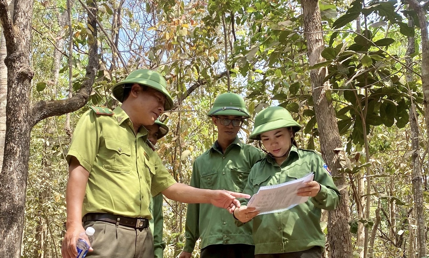 Chị Hạnh (bên phải ảnh) là nữ tướng giữ rừng hiếm hoi của ngành lâm nghiêp