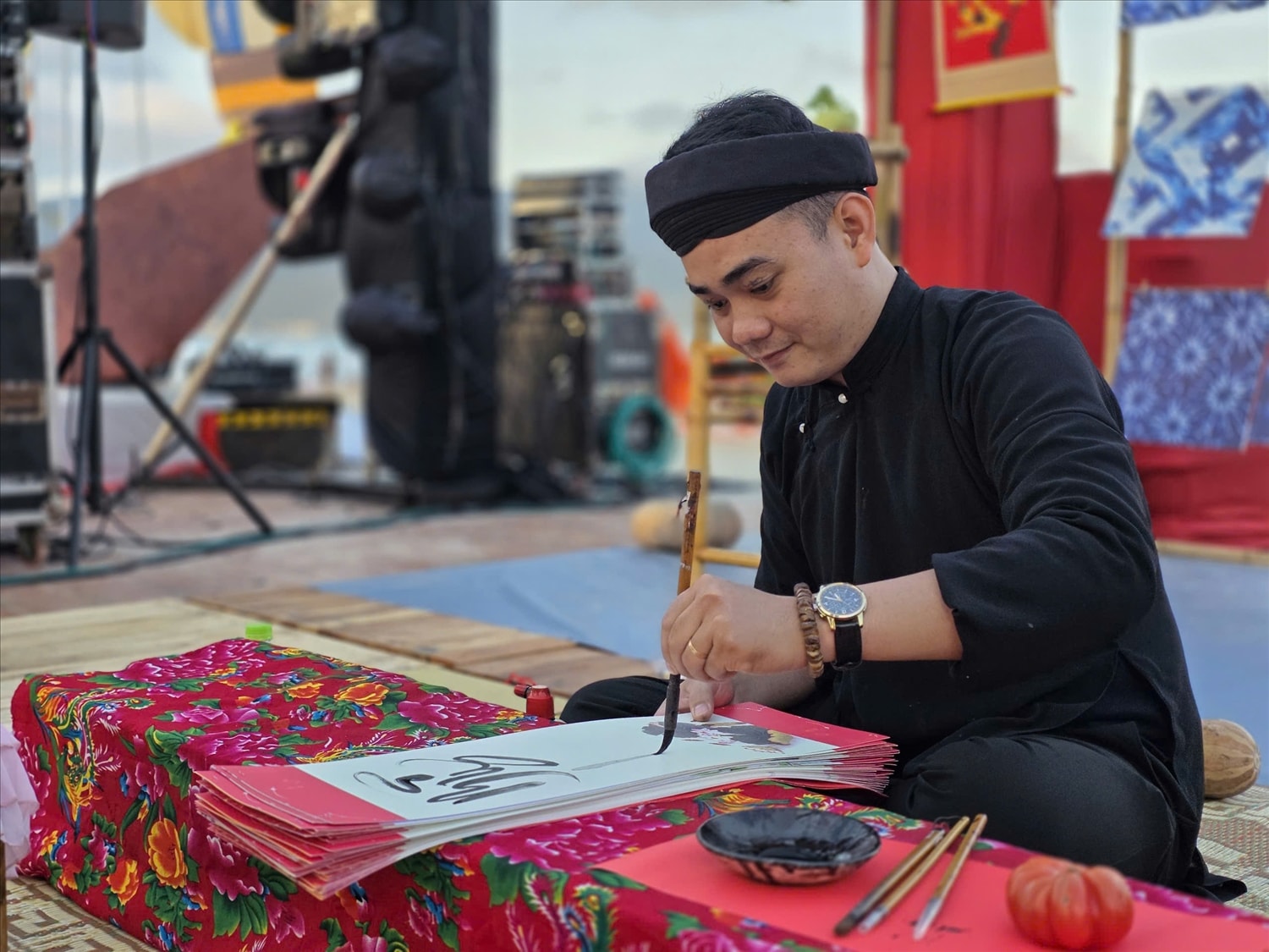Những nét bút đầu Xuân mềm mại gửi gắm ước vọng bình an, may mắn, trở thành món quà tinh thần ý nghĩa dành cho du khách. (Ảnh CN)