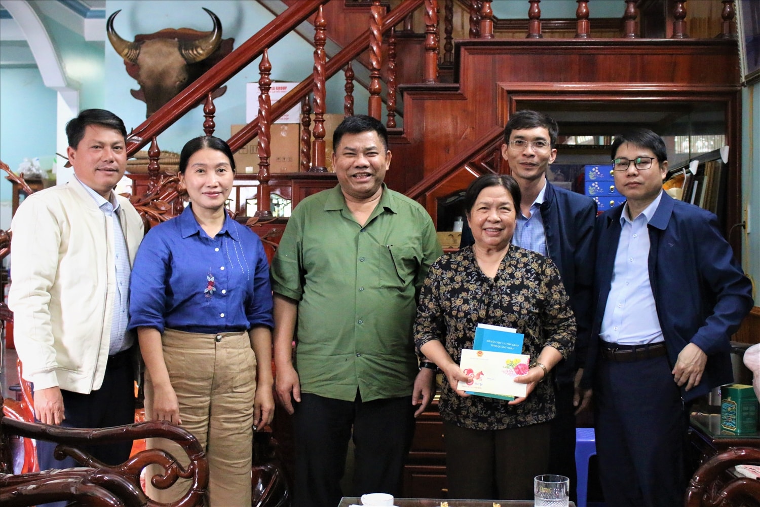 Thứ trưởng Y Thông cùng Đoàn công tác thăm, tặng quà và chúc Tết nguyên Ủy viên Ban Chấp hành Trung ương Đảng, Bí thư Tỉnh ủy Kon Tum (cũ) Y Vêng. (Ảnh: Ngọc Chí) 
