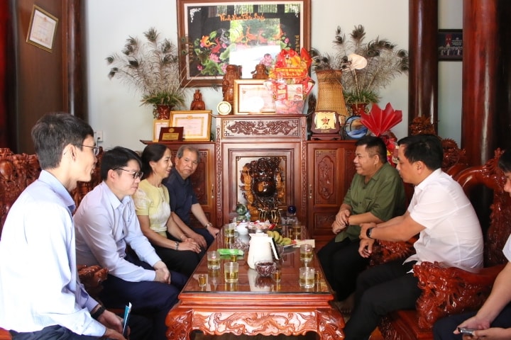 Thứ trưởng Y Thông cùng Đoàn công tác thăm, tặng quà và chúc Tết nguyên Phó Bí thư Thường trực Tỉnh ủy Kon Tum (cũ) Y Mửi.  (Ảnh: Ngọc Chí)