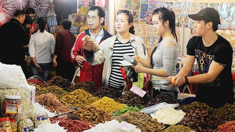 Người tiêu dùng lựa chọn các loại bánh mứt kẹo được bán trên thị trường. Ảnh: ITN