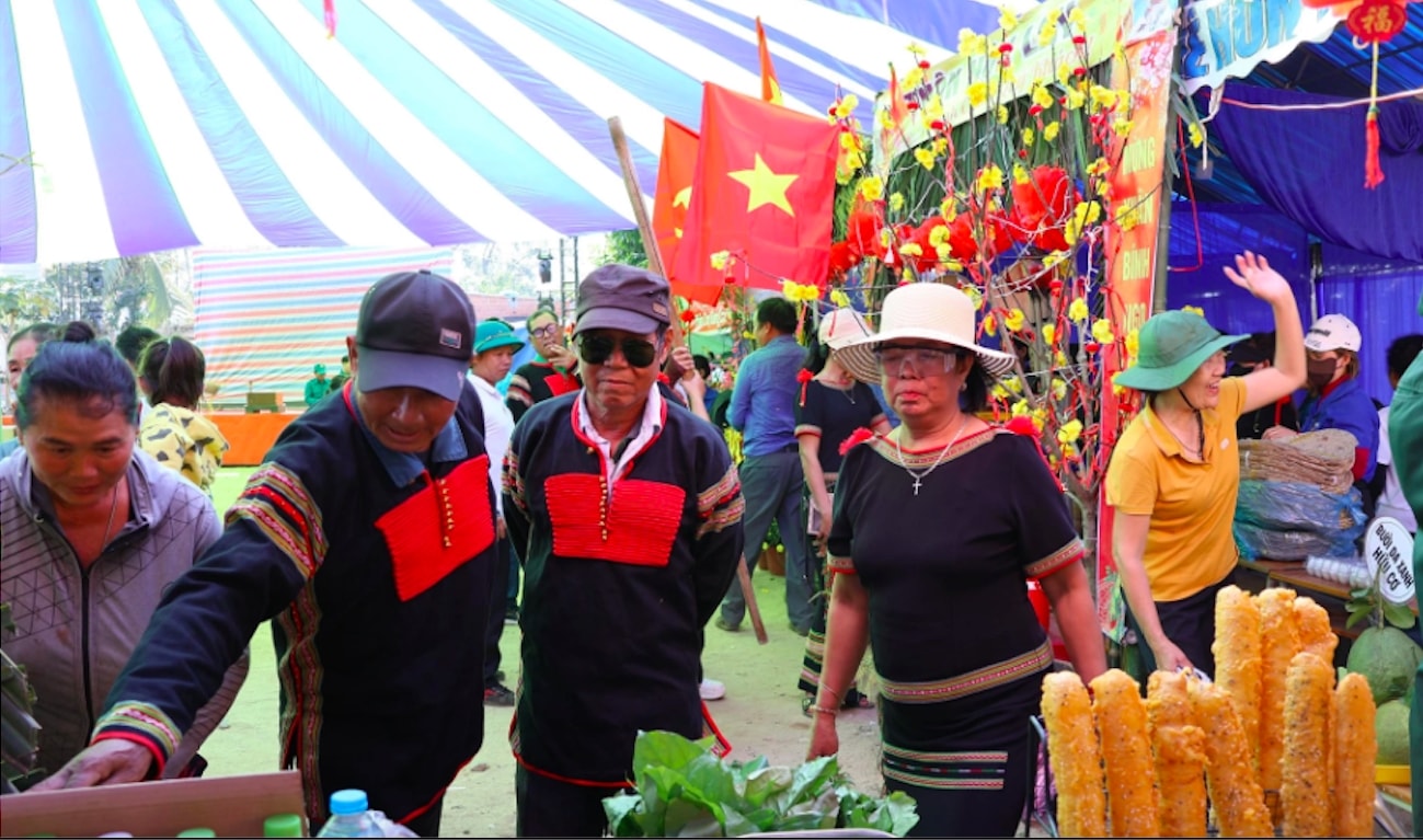 Tuy mới tổ chức lần đầu nhưng phiên chợ đã thu hút hàng ngàn người trên địa bàn xã Trung Khánh Vĩnh và các xã lân cận tham gia. (Ảnh: M.Phương)