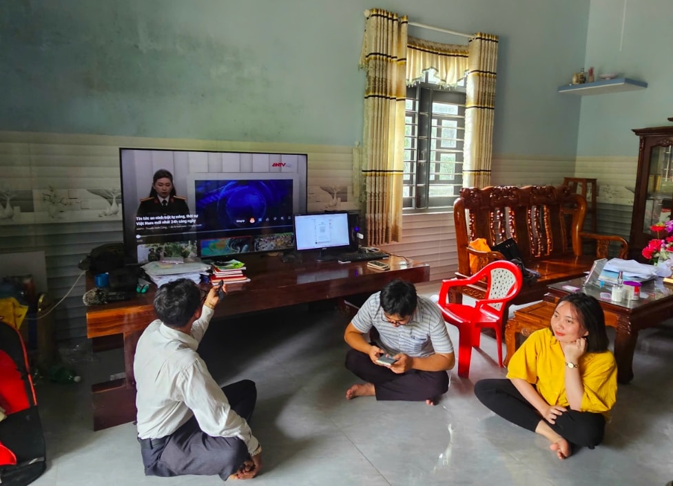 Người dân làng Canh Tiến xem ti vi để nắm tin tức và  và học tập những mô hình phát triển kinh tế hay để áp dụng tại địa phương. (Ảnh: T.N) 