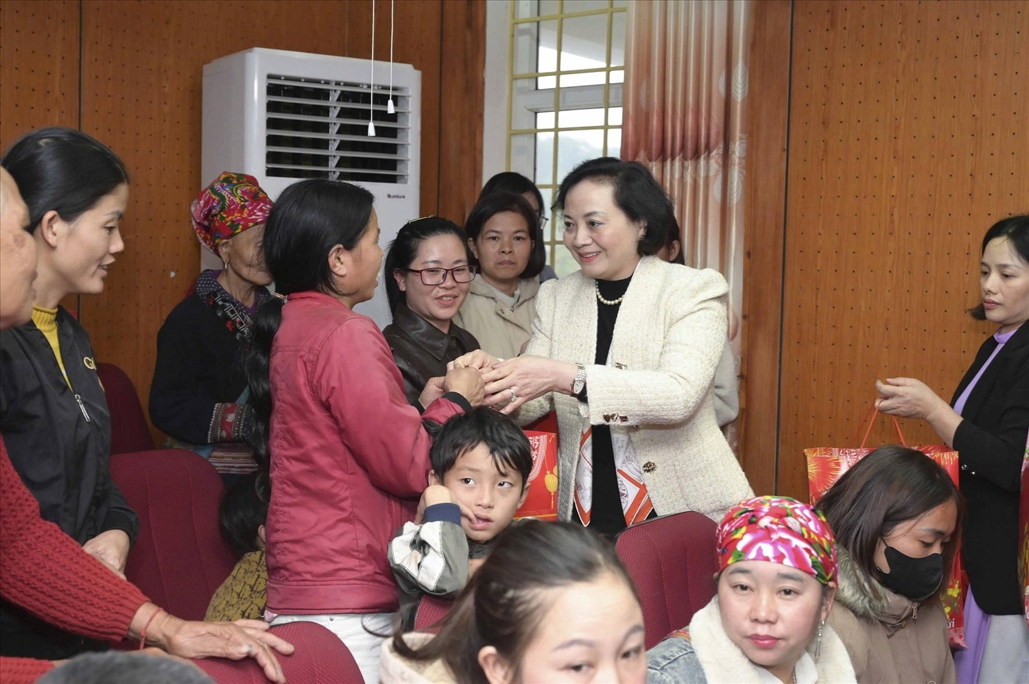 Phó Thủ tướng tặng quà Tết cho các hộ có hoàn cảnh khó khăn (ảnh Trọng Bảo)