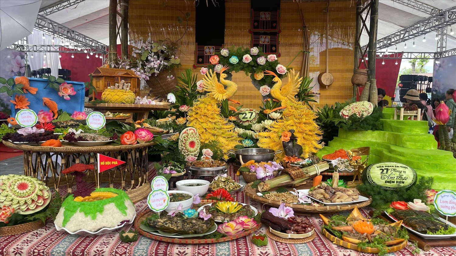 Các món ăn truyền thống của đồng bào các dân tộc thiểu số Điện Biên được các nghệ nhân, đầu bếp nổi tiếng chế biến, trình bày vô cùng hấp dẫn và độc đáo