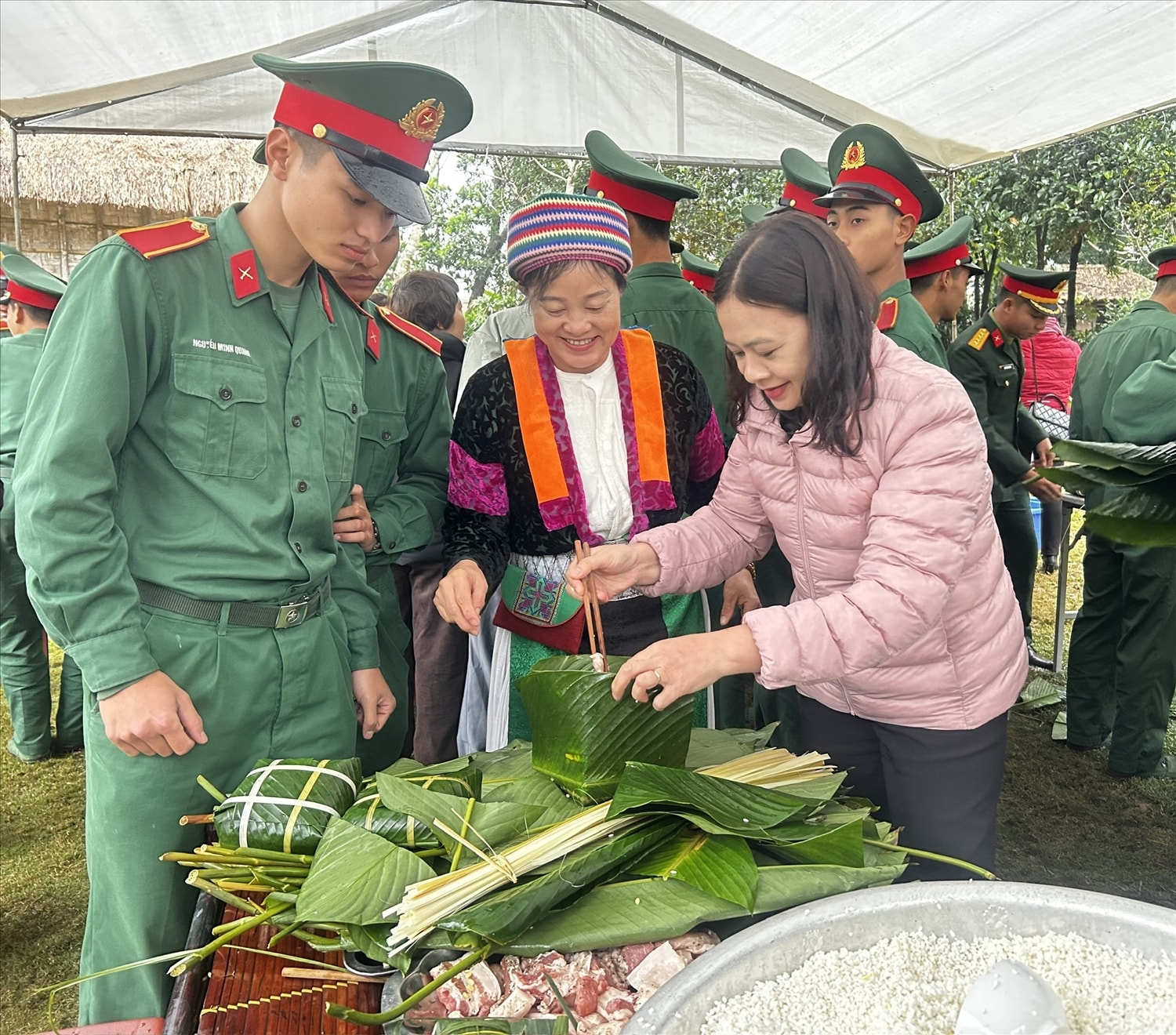 Những chiếc bánh chưng được gói bằng sự sẻ chia và nghĩa tình, tiếp nối truyền thống của dân tộc. 