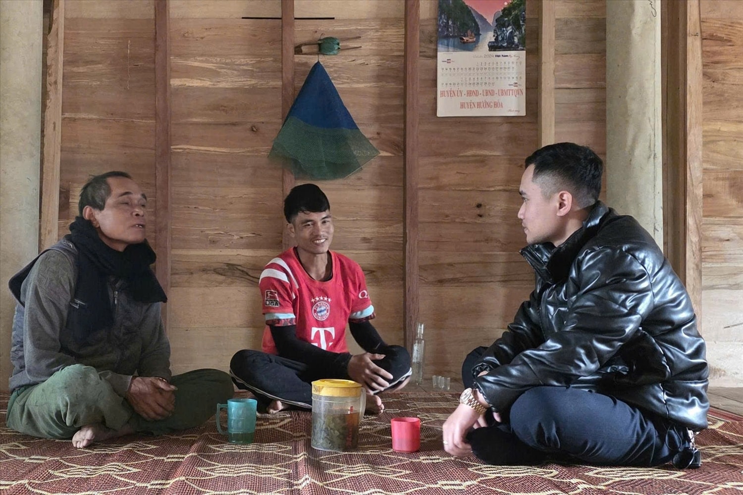 Anh Hồ Văn Vinh ở thôn Thanh, xã Lìa (giữa) háo hức đón Tết đầu tiên trong ngôi nhà sàn mới kiên cố. Ảnh: Phạm Tiến