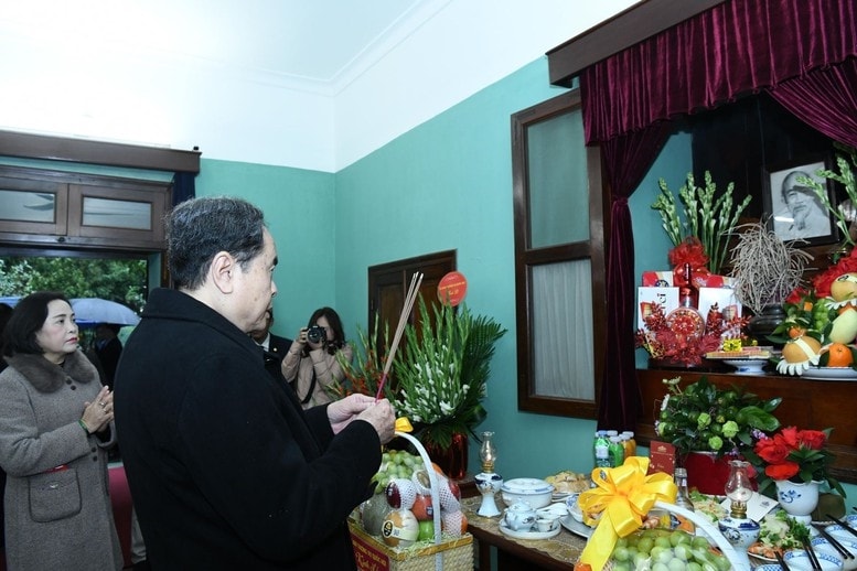 Chủ tịch Quốc hội Trần Thanh Mẫn dâng hương tưởng nhớ Chủ tịch Hồ Chí Minh tại Nhà 67 - Ảnh: daibieunhandan.vn